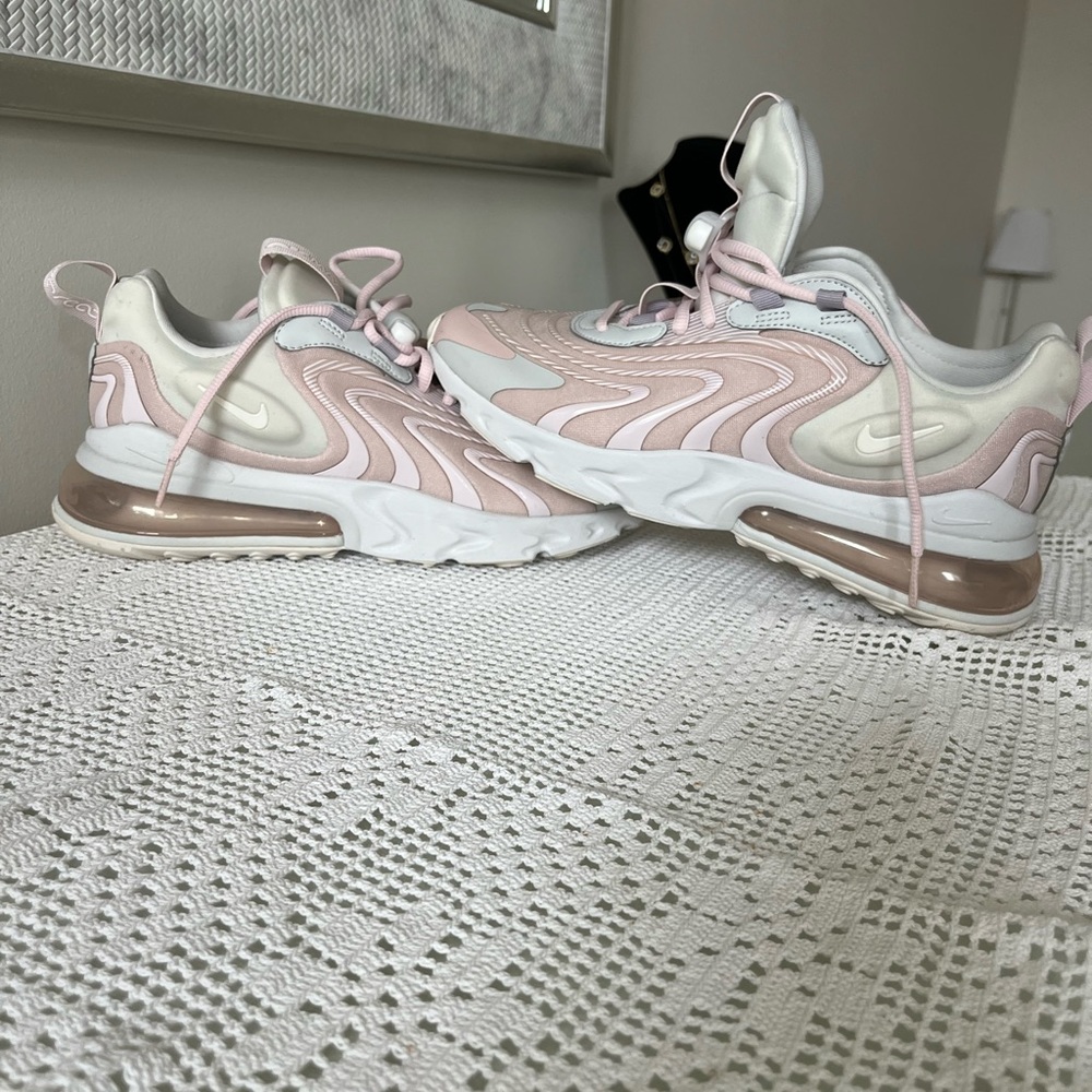 Nike Air Max 270 React . Pink White Grey Women’s Shoes